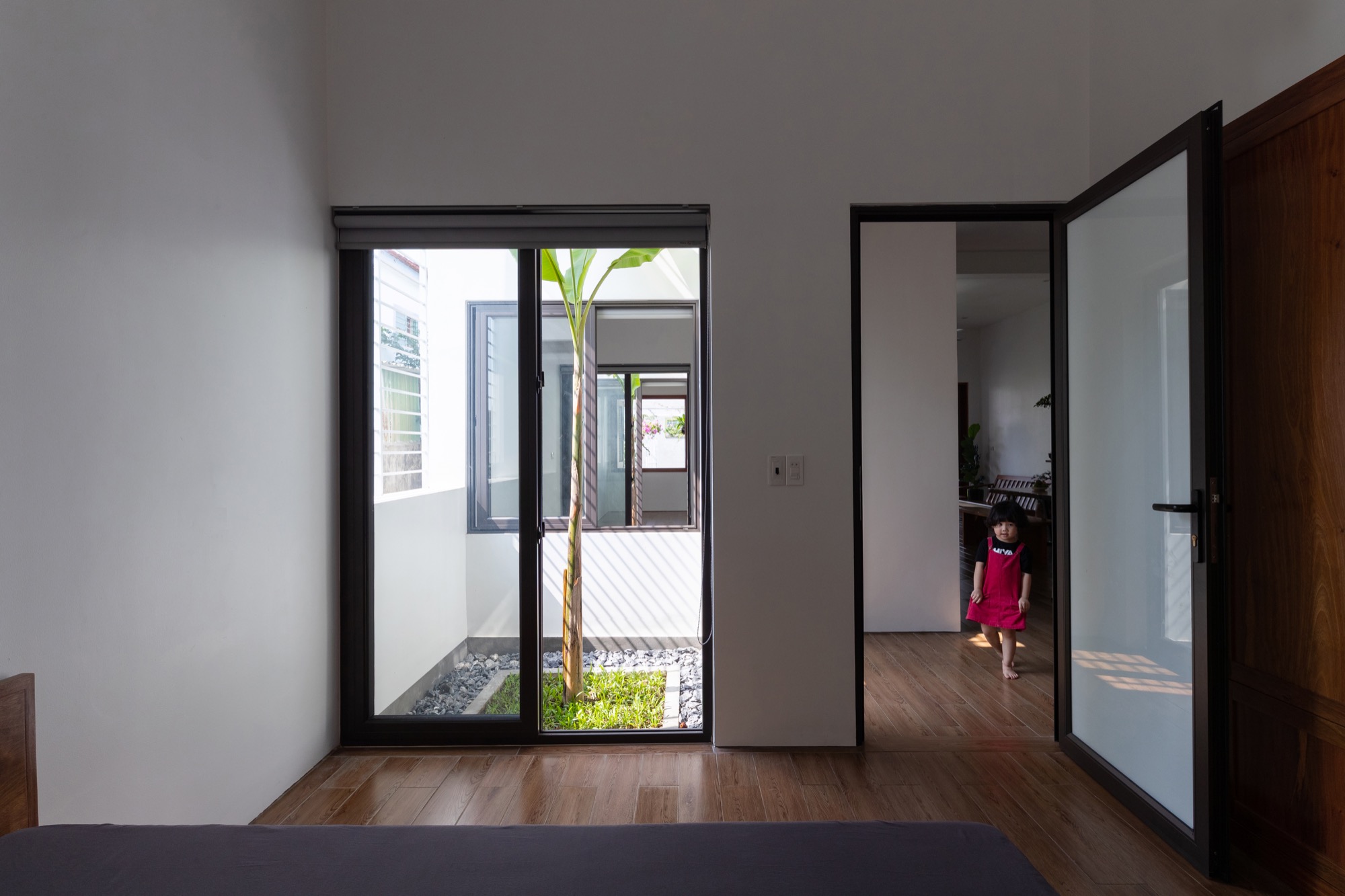 Inner courtyard of 3gian House shaping a cooler microclimate