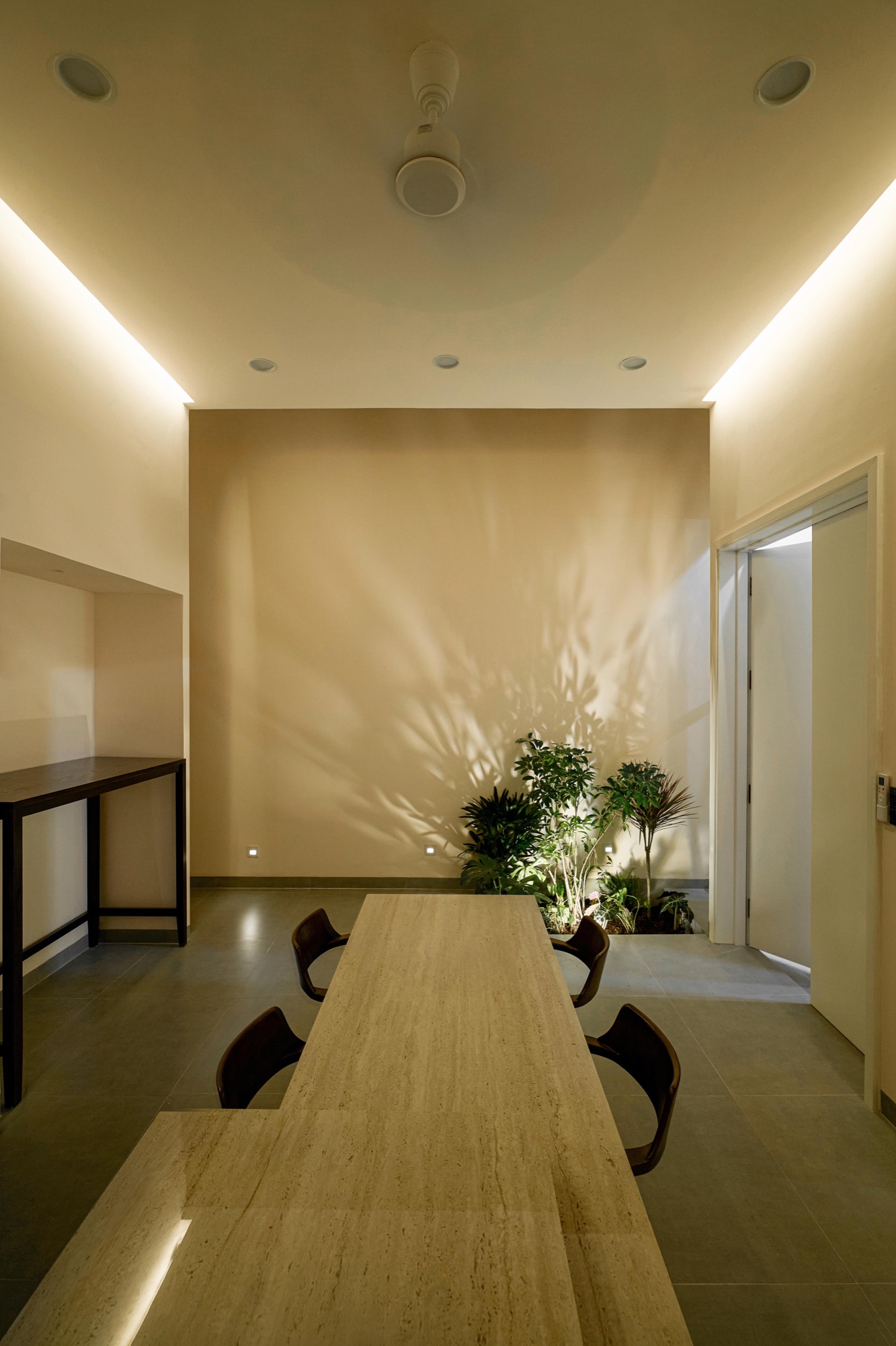 Dining table on axis with the planted lightwell