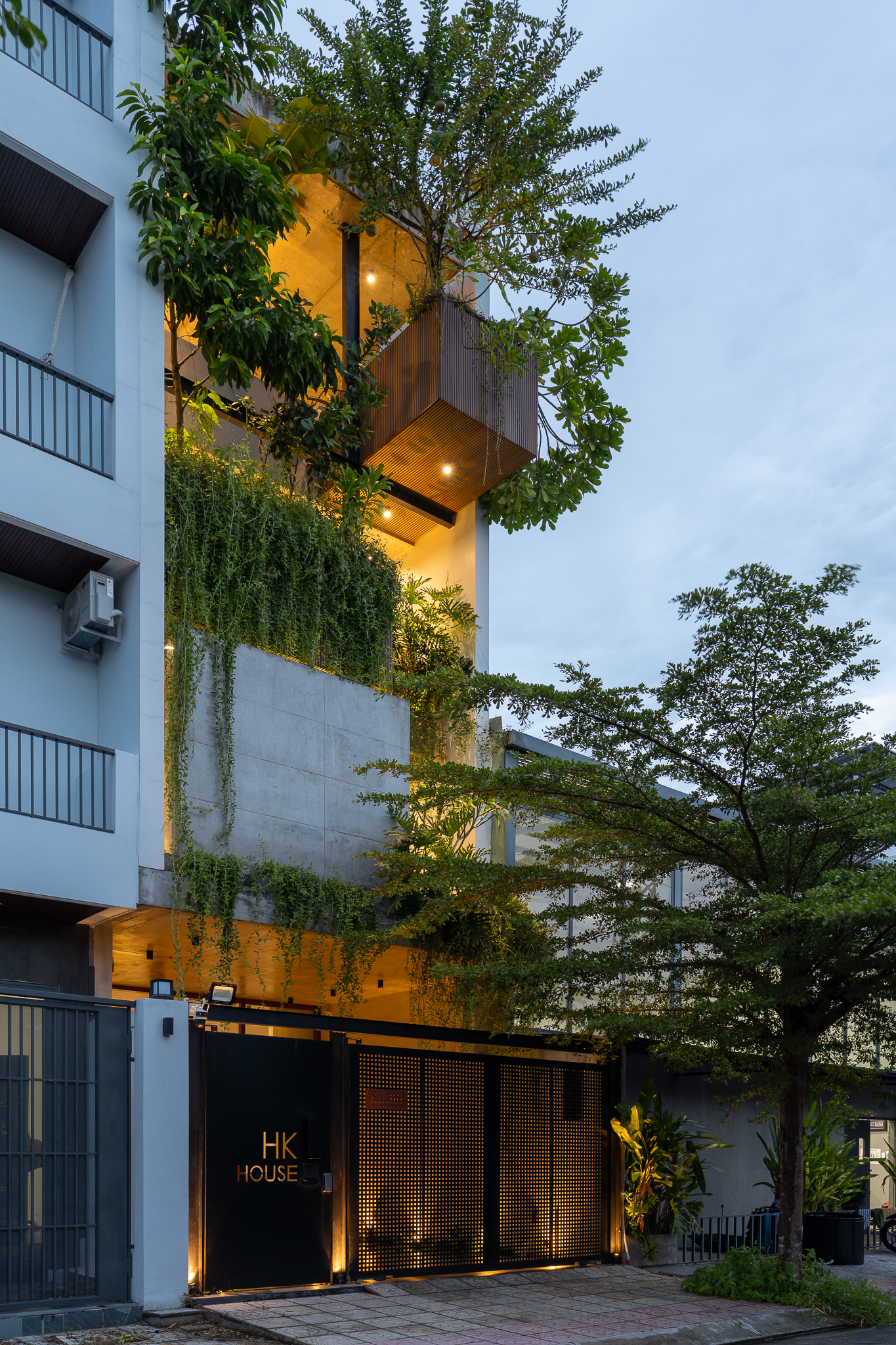 Mặt ngoài HK’S HOUSE tại Nhà Bè