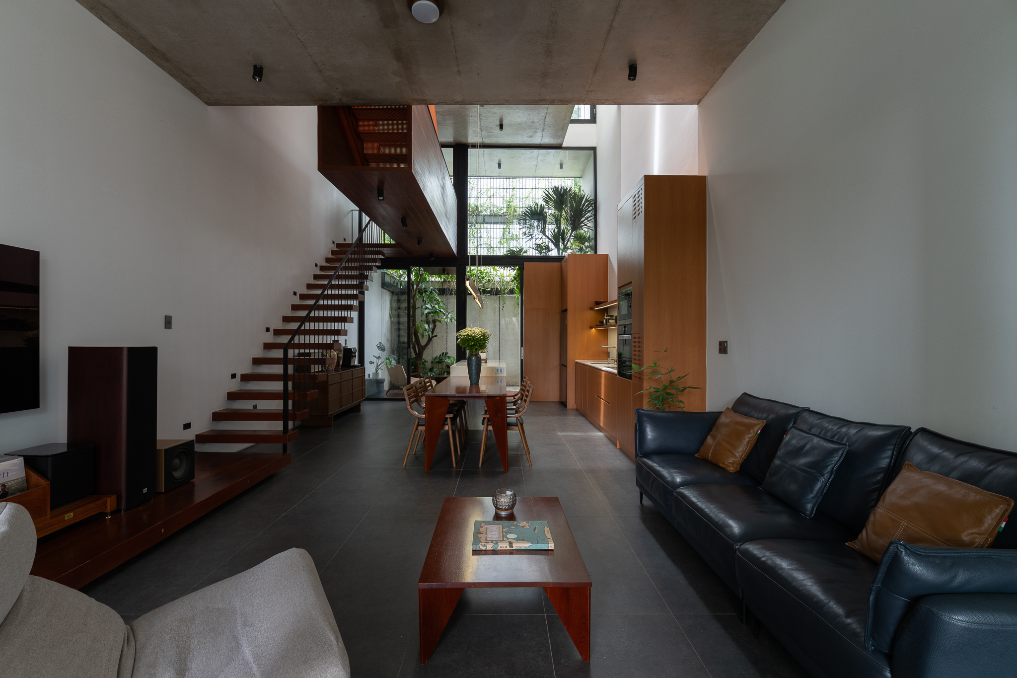 Mặt đứng và khoảng sân HK’S HOUSE
