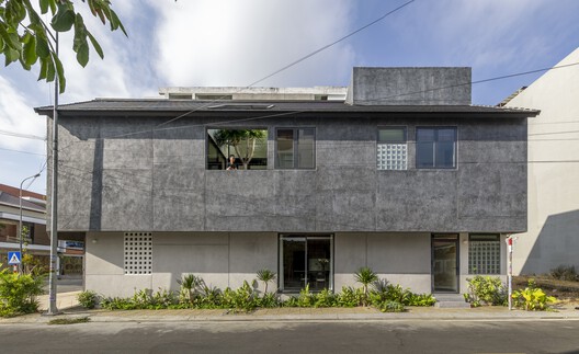 Exposed-aggregate facade of The Inner Court House, guarding its inner microclimate