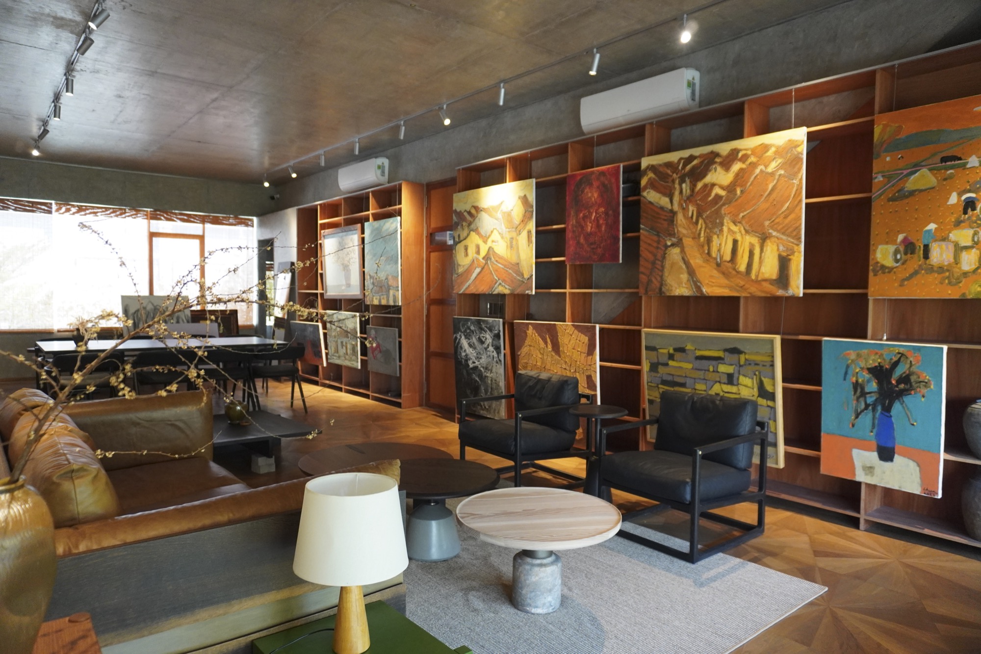 Seating area among paintings and shelves