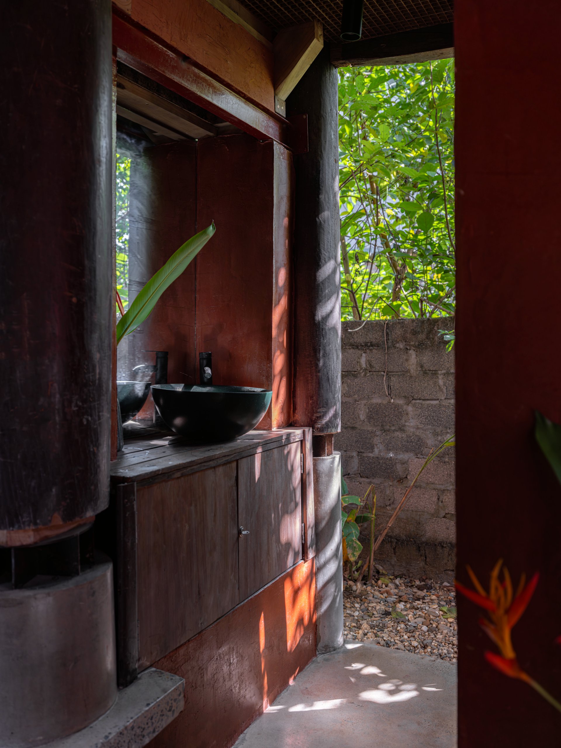 Washbasin corner