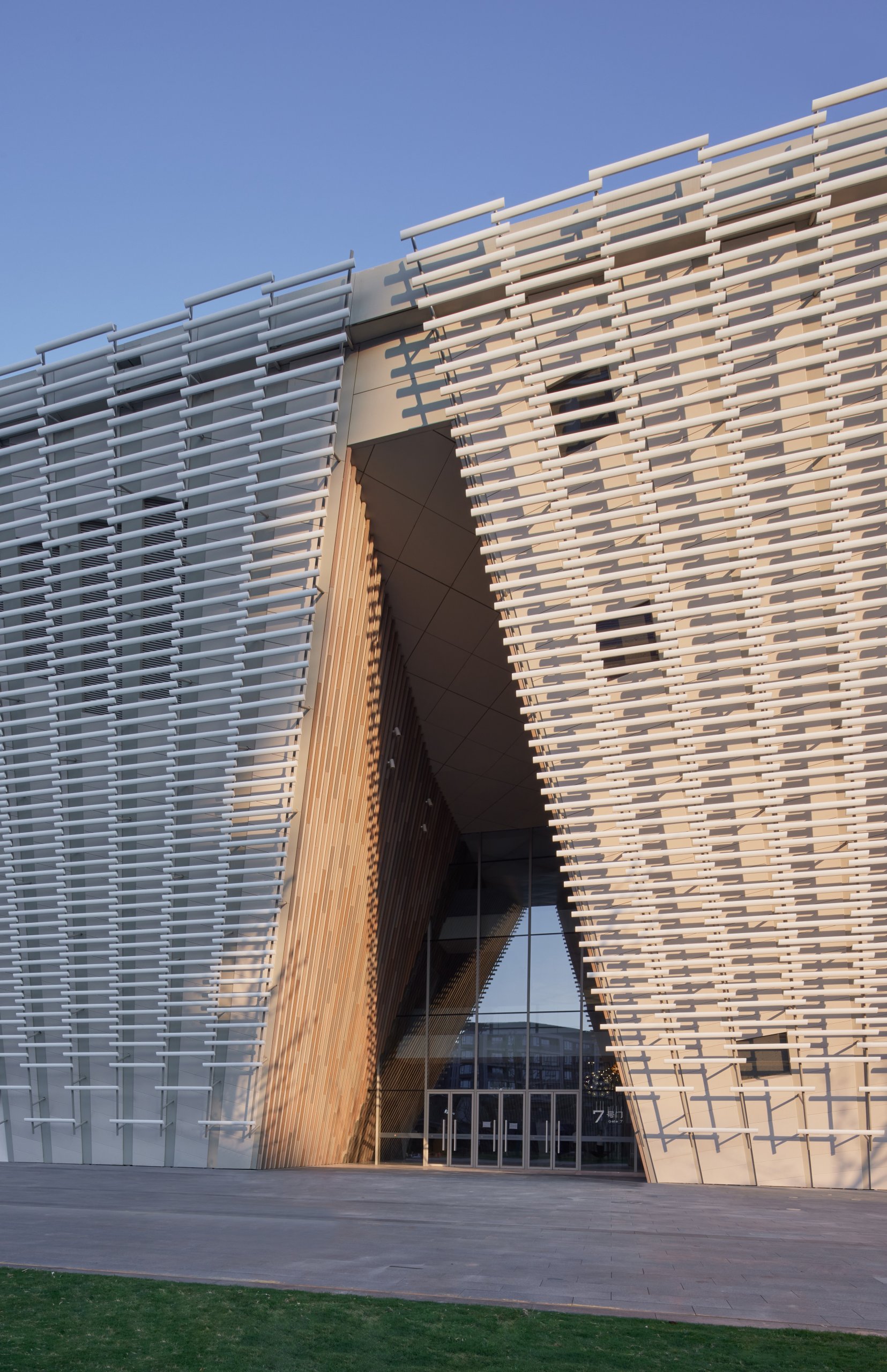 Triangular opening in the ceramic screen