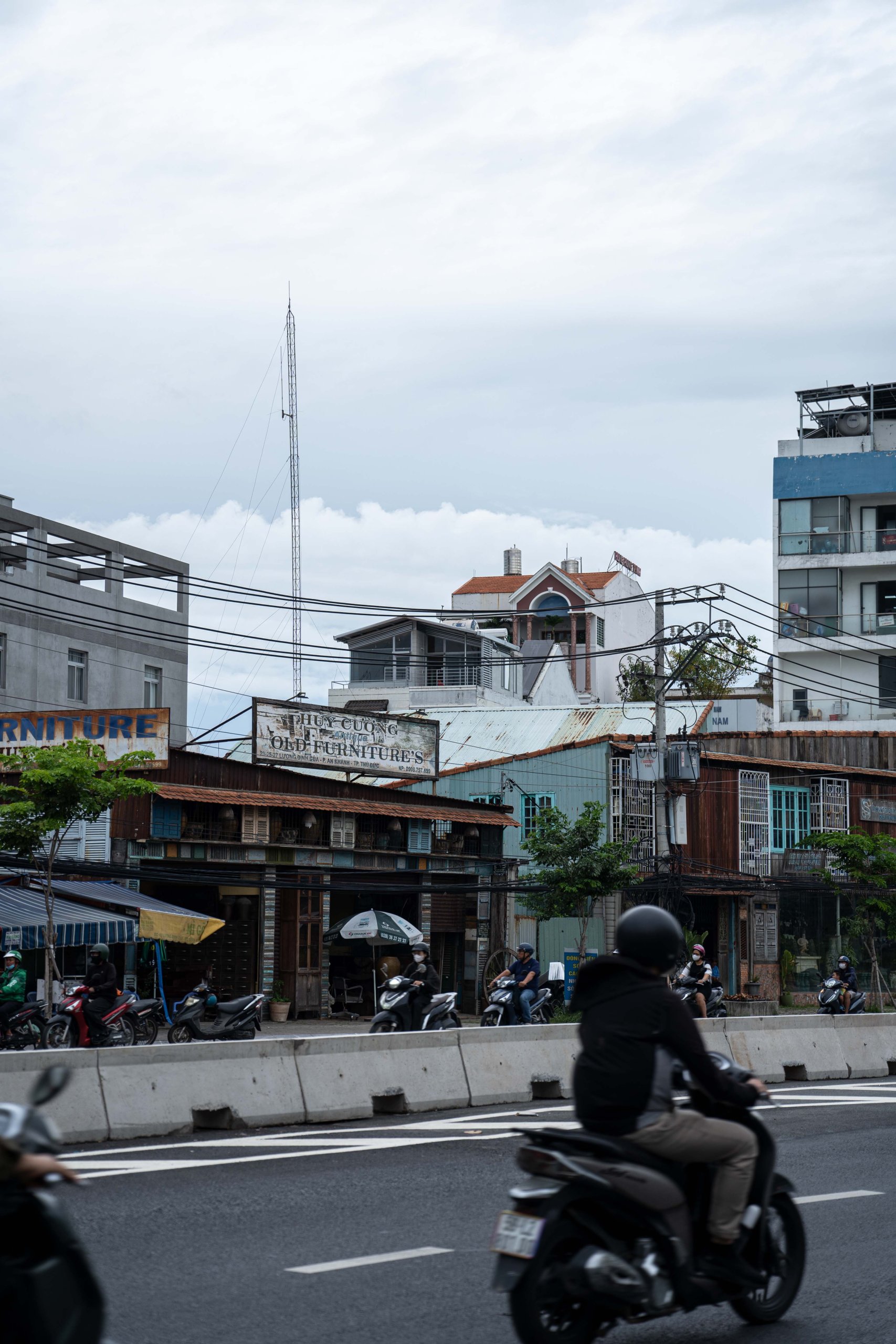 Room Above by scale50, Ho Chi Minh City, street view with the rooftop addition