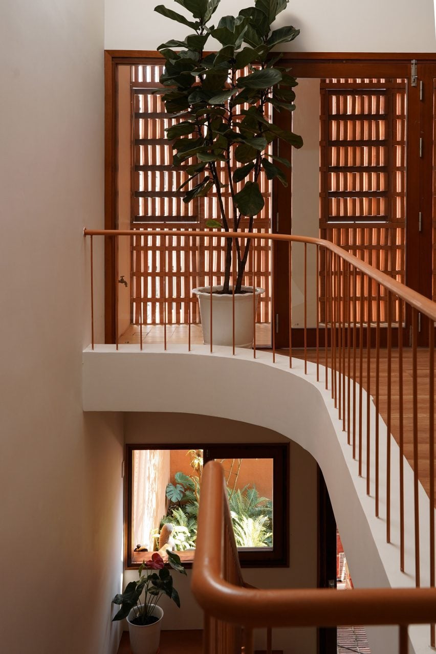 Curved upper landing facing the perforated brick screen